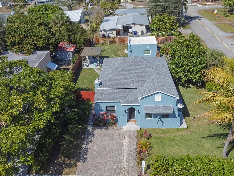 301 Hawthorne Dr — Photo 7