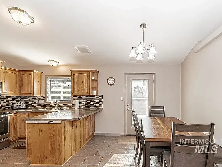 2221 S Frontier Dr — Photo 9