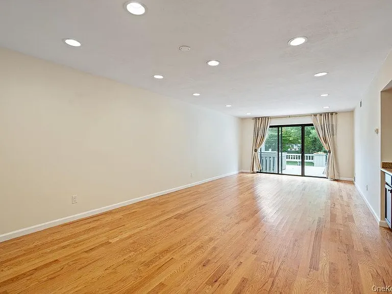 90 Foxwood Dr — Photo 4