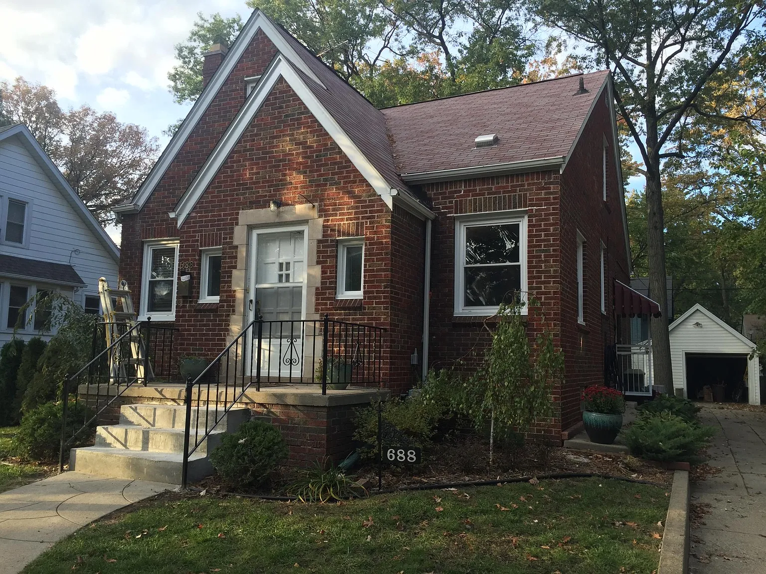 688 W Marshall St photo 1