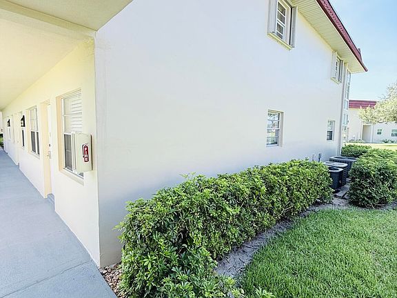 3rd image of 40 WOODLAND Drive #105
