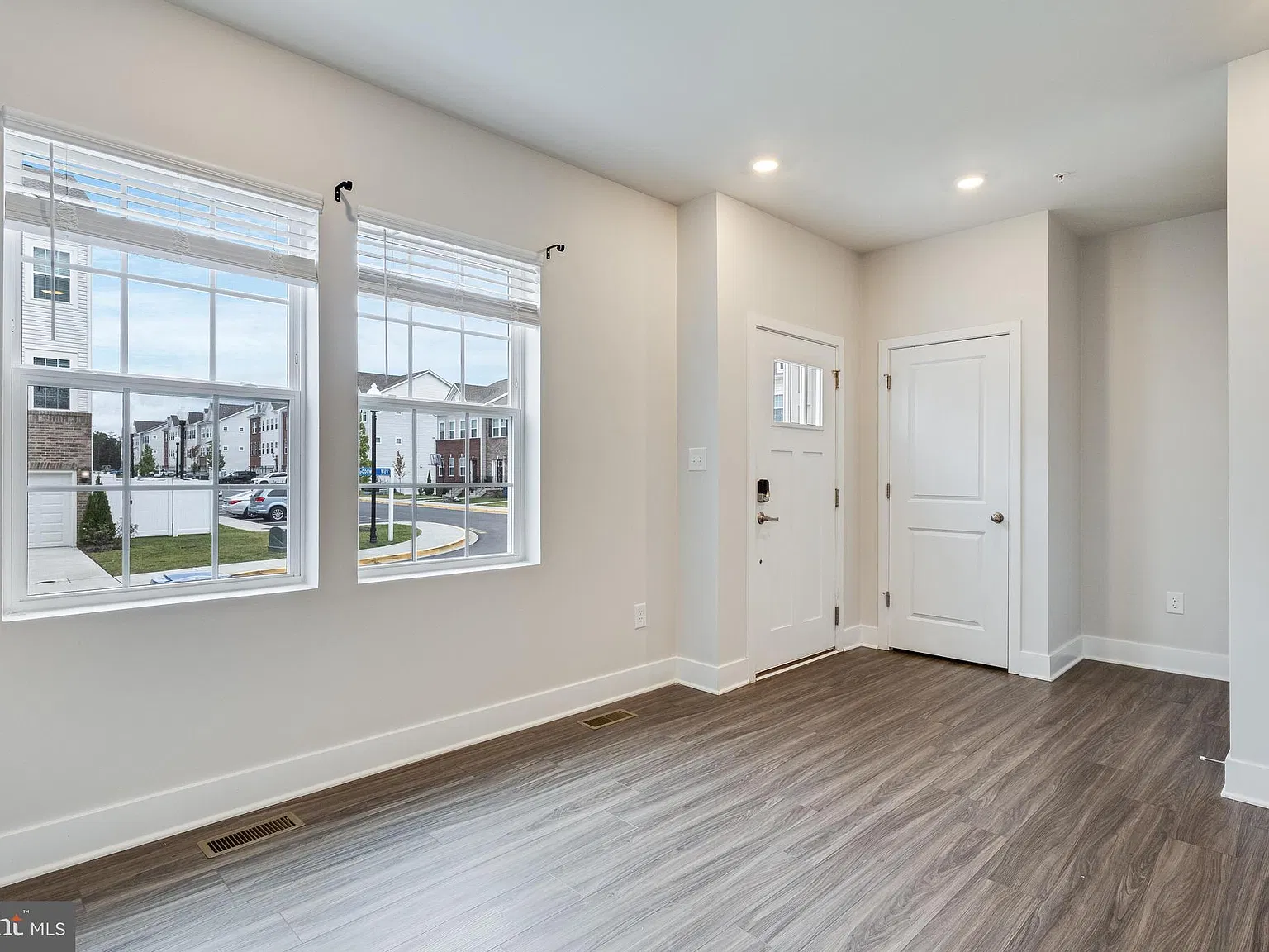 3 bed, 3.5 bath, 2520 sqft, $2,700 — Photo 4