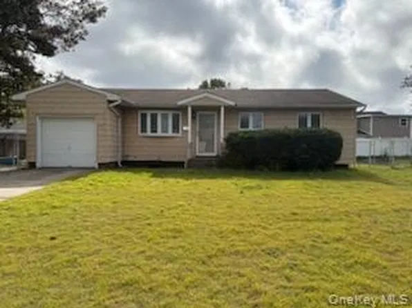 35 Circle Lane, Bay Shore, NY 11706