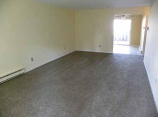 1322 Greenhedge Rd, Pewaukee, WI 53072