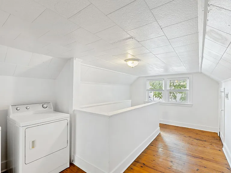 Washer/dryer on 2nd floor