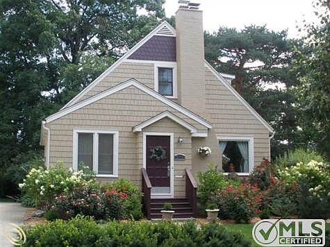 Alive with vibrant landscaping!