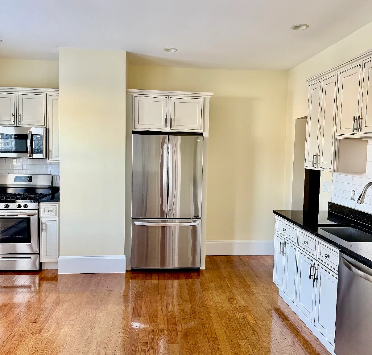 3 bed, 1200 sqft, $3,350 — Photo 2