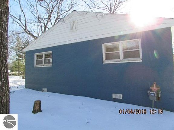 3rd image of 86 Oak St W