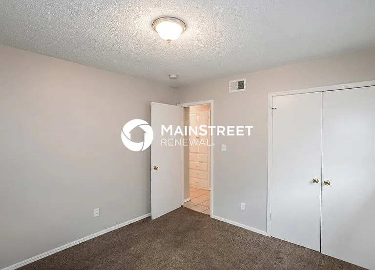 808 Lotus Ave — Photo 2