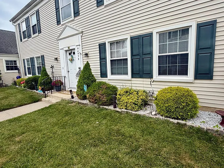 493B Somerset Ln — Photo 2