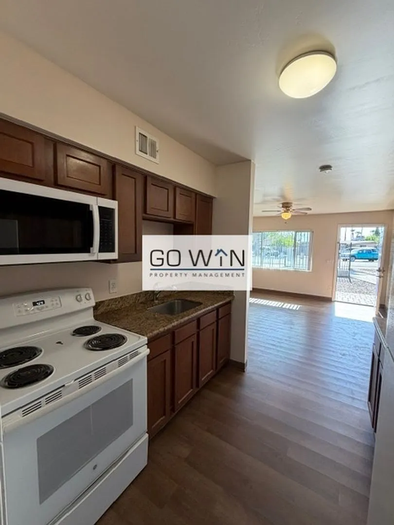 Silver Palms Apts — Photo 1