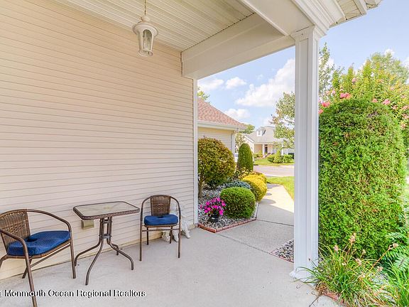 3rd image of 38 Greenways Ln