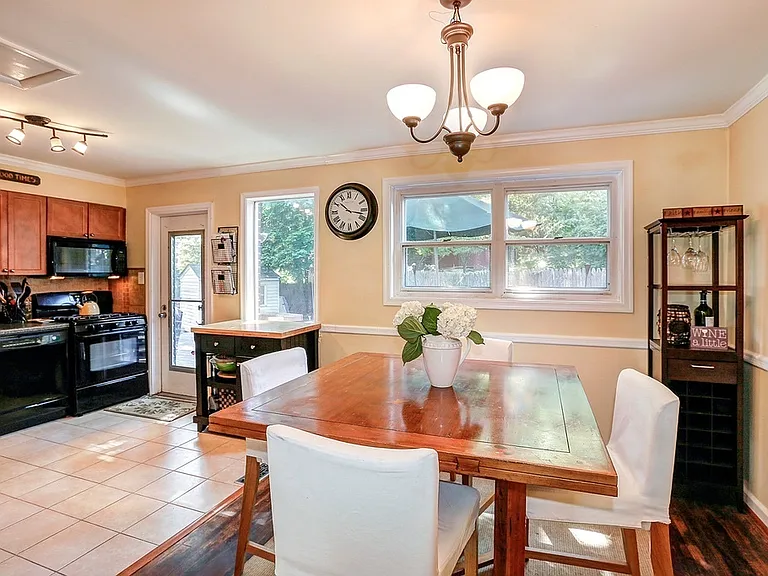 12217 Hunters Ln — Photo 7