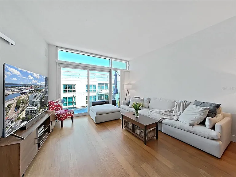 111 N 12th St #1810 — Photo 9