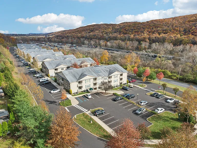 Summit Ridge Luxury Apartments — Photo 86