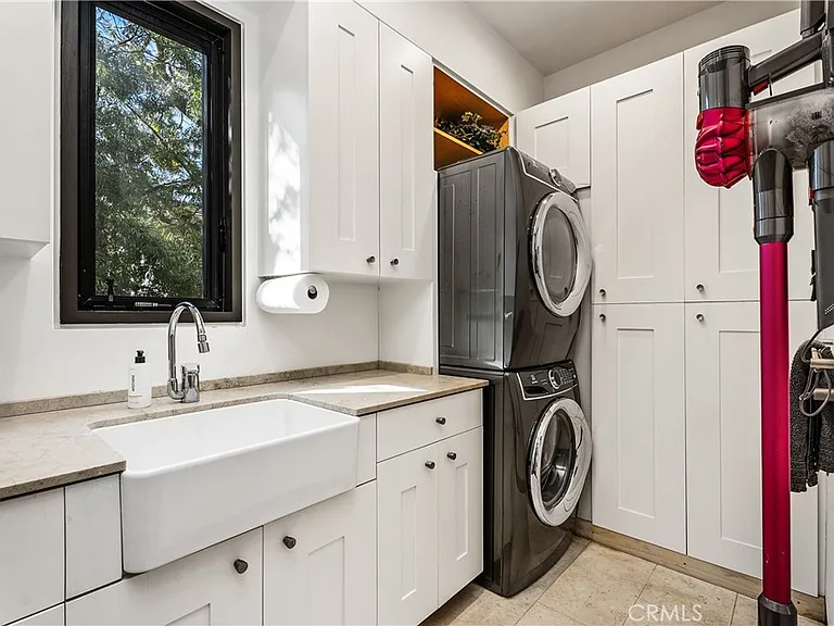 2378 Crestview Dr — Photo 21