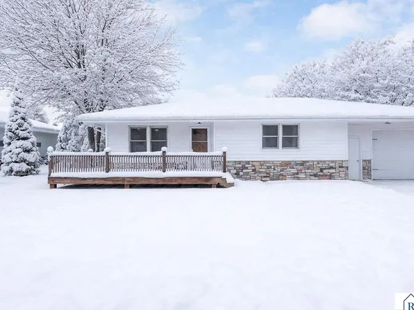 320 S Waterville Ave, Le Center, MN 56057