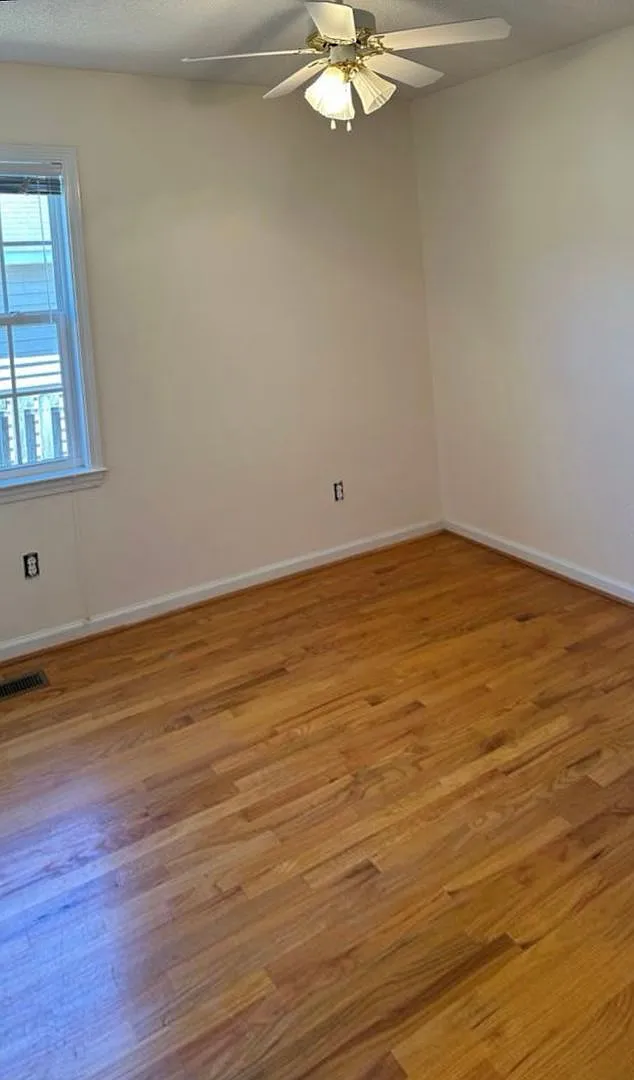 Charming 3 Bed / 2 Bath Home with Screened Porch + Fenced Yard in New Bern — Photo 4
