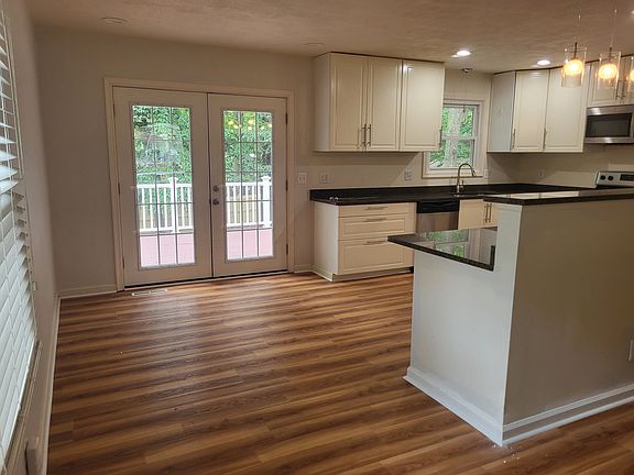 dining area/kitchen