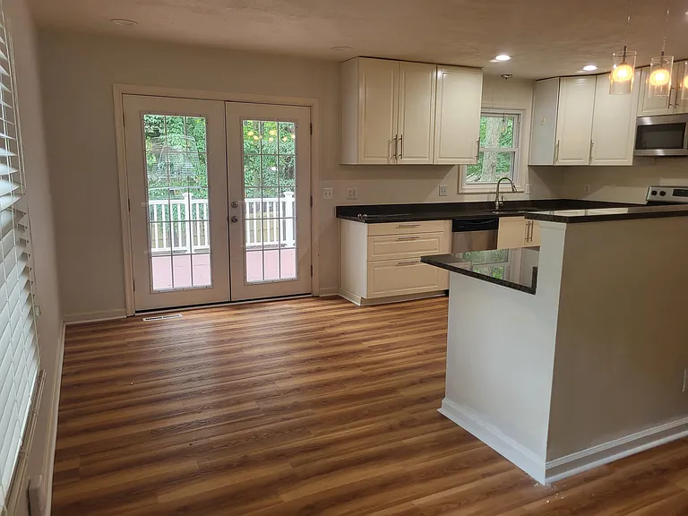 dining area/kitchen