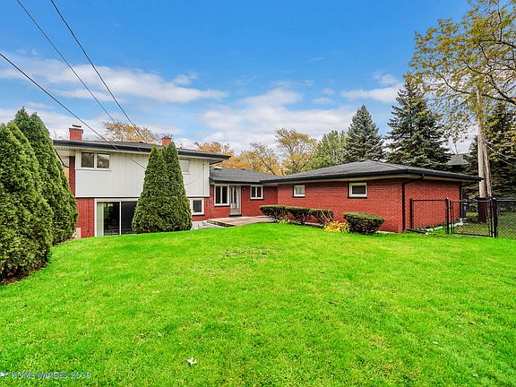 3rd image of 16418 Woodlawn East Ave