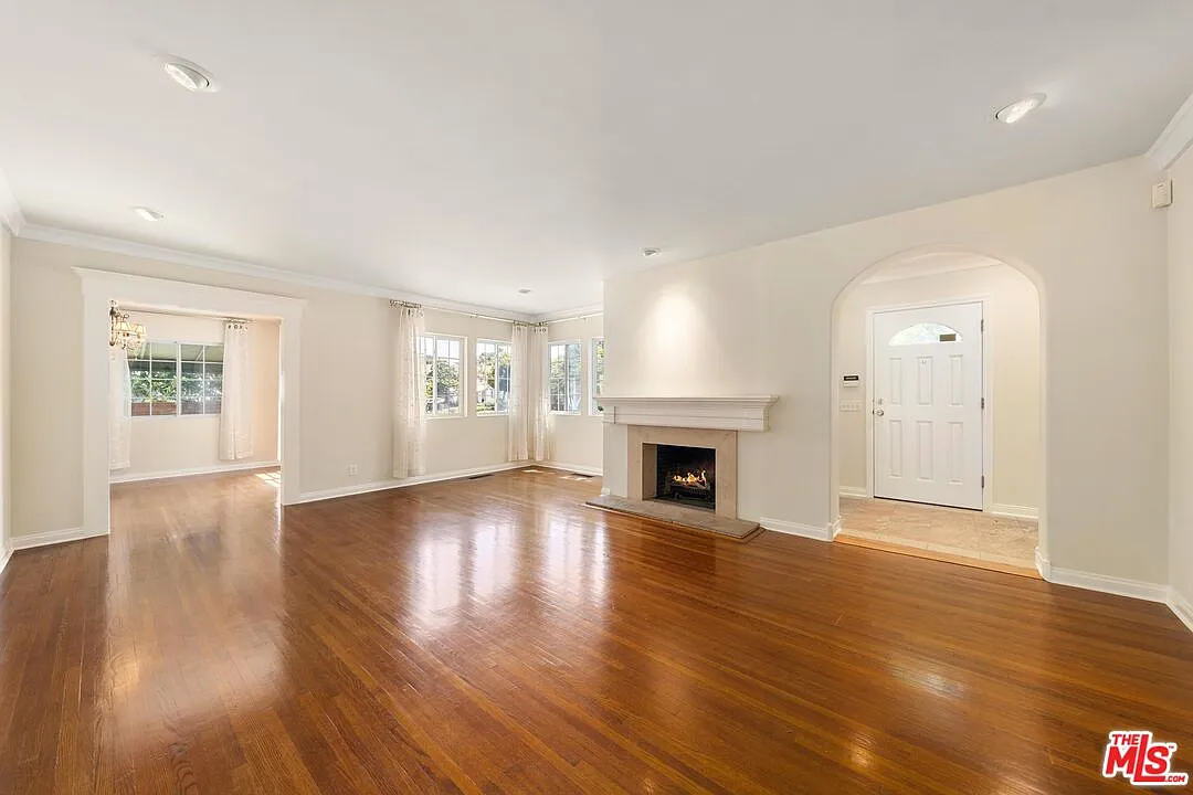 3 bed, 2.5 bath, 2074 sqft, $11,995 — Photo 3
