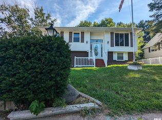 1814 Columbus Dr, Pekin, IL 61554