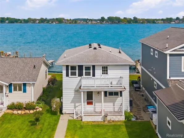 5557 Pointe Dr, East China, MI 48054
