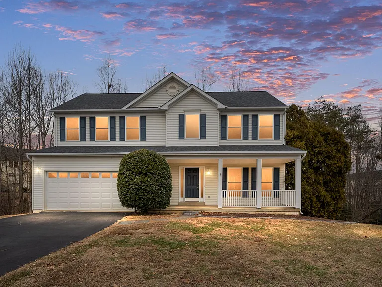 8 Newport Ct — Photo 1