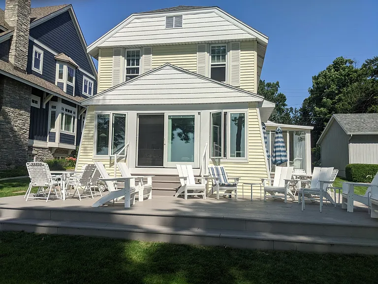 2421 Lakefront Dr — Photo 1