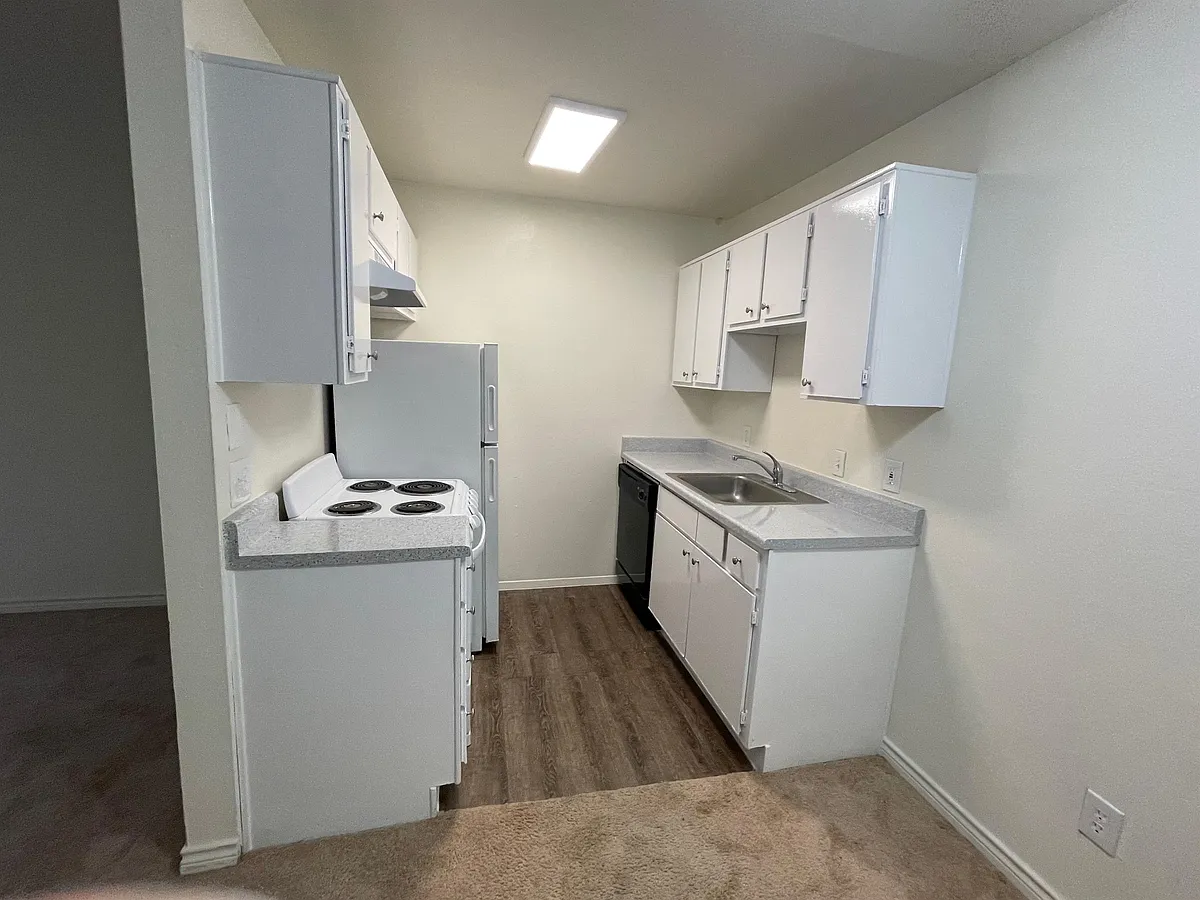 Building Photo - 411 Hickory Dr #7