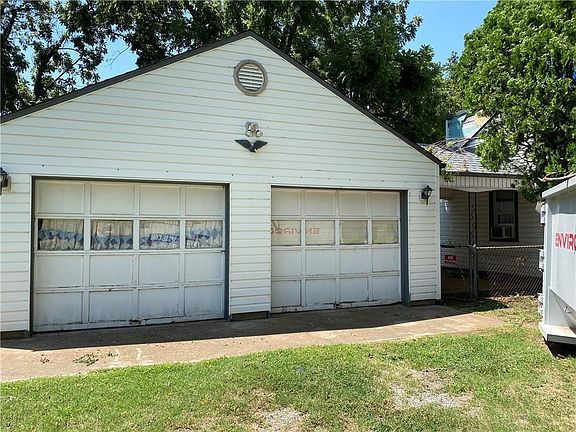 3rd image of 16 SW 42nd St