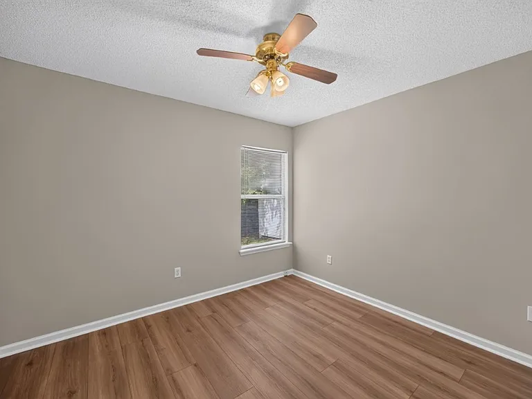 9256 Dale View Ln W — Photo 24