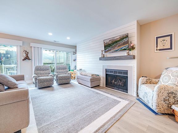 4th image of 715 Periwinkle Dr #715