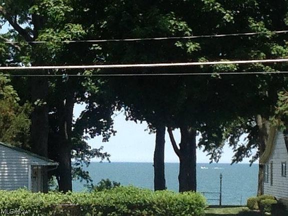 3rd image of 3917 Edgewater Dr