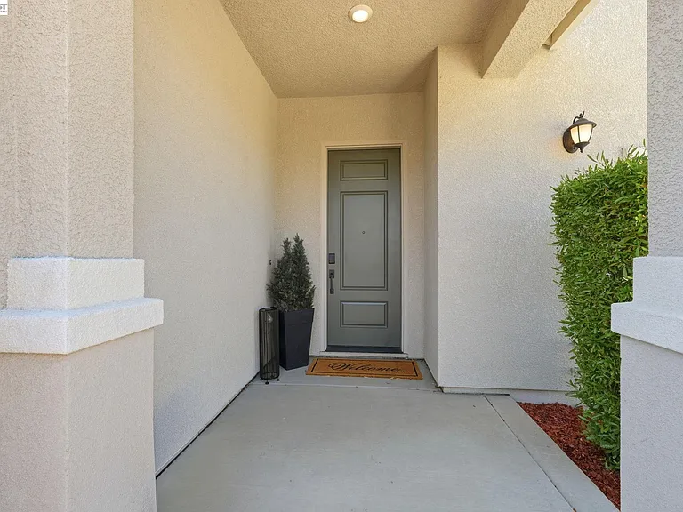 1550 Plumas Dr — Photo 4