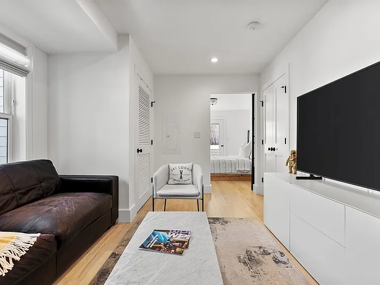223 Saratoga St #202 — Photo 5