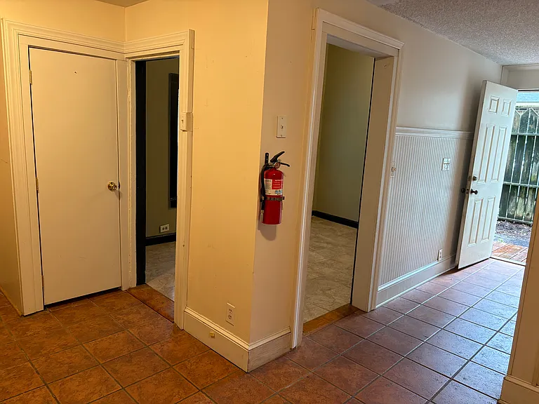 415 W 4th St — Photo 24