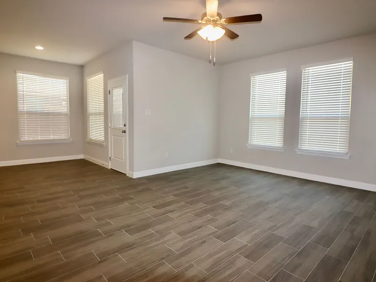 1120 Eastland Ln — Photo 4