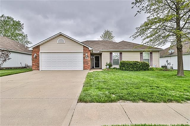 1st image of 424 SW Graystone Dr