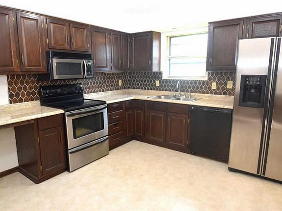 5th image of 40 College Ct