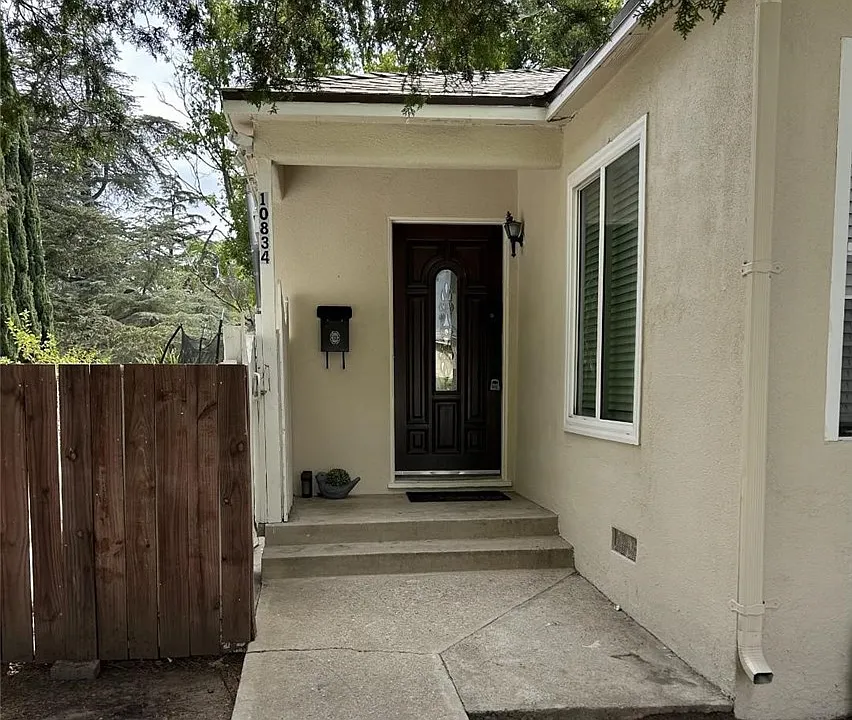 10834 Encino Ave