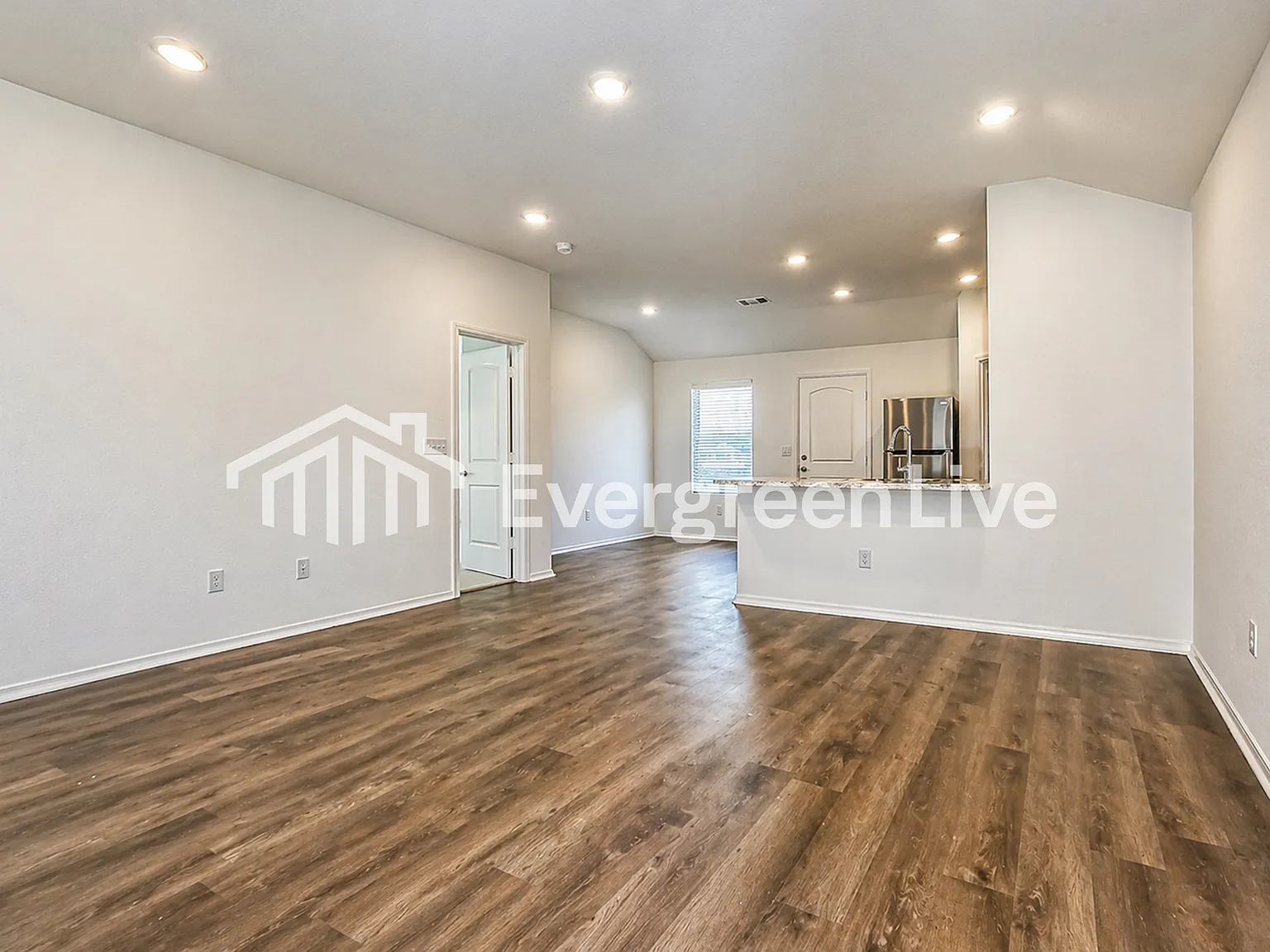 3 bed, 2.0 bath, 1301 sqft, $1,260 — Photo 3