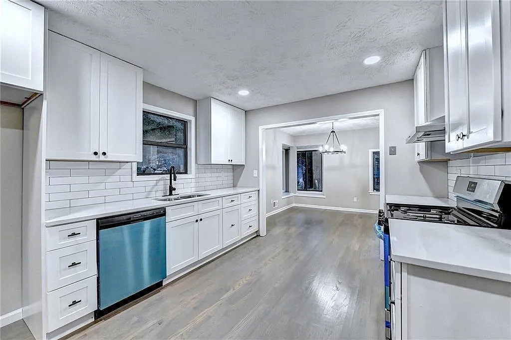 4 bed, 2.0 bath, 2784 sqft, $2,850 — Photo 2