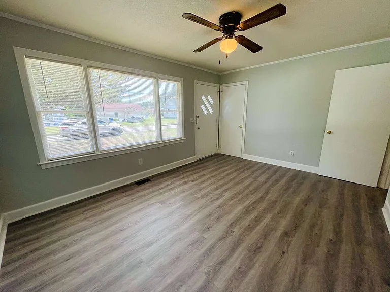 204 E James St — Photo 11