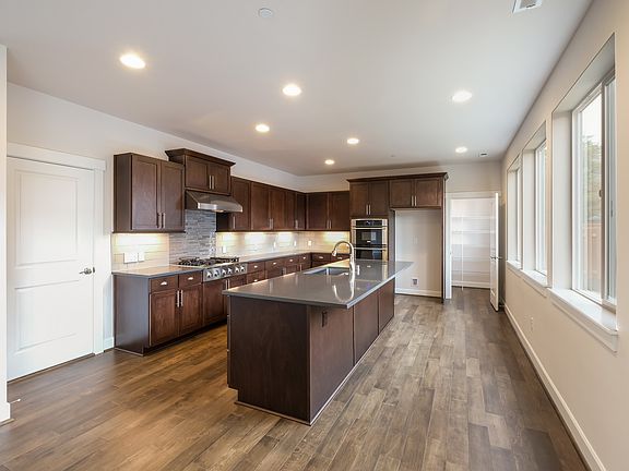 2nd image of 612 Mt Teneriffe Dr SE