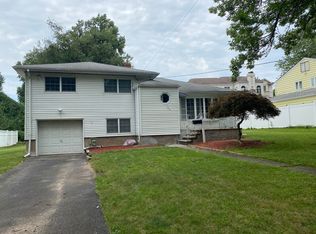120 Maitland Ave, Paramus, NJ 07652