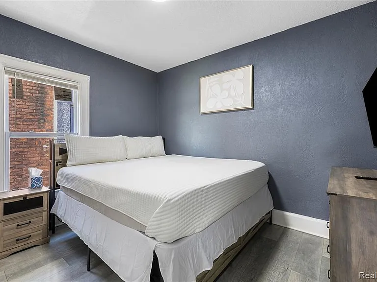 512 Westminster St — Photo 16