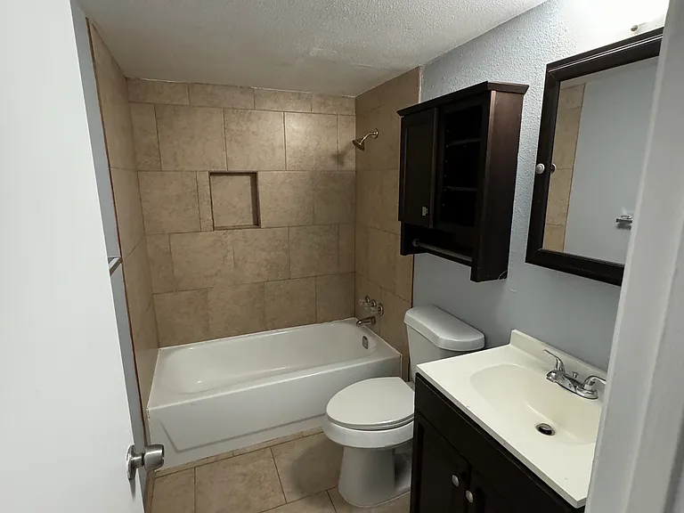 1104 NE 9th St #202 — Photo 2