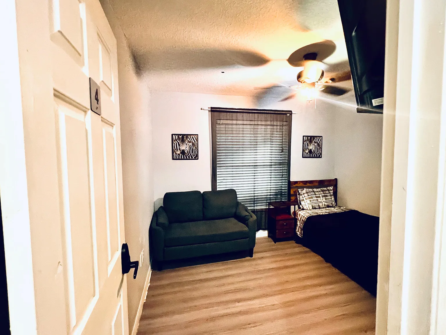 4 bed, 2.0 bath, 2800 sqft, $1,001 — Photo 3